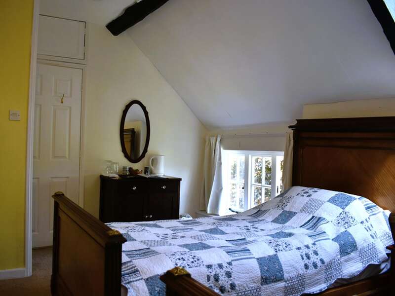 Monmouth Twin En Suite DIRECT